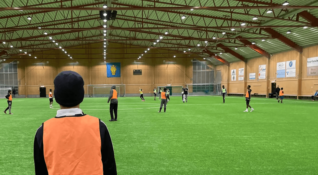Spela spontanfotboll i Spånga fotbollshall
