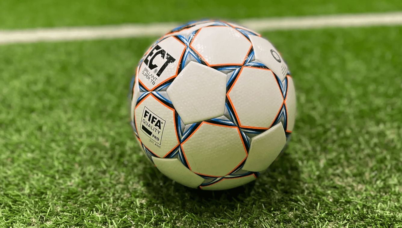 Spela spontanfotboll i Tensta sim- och idrottshall